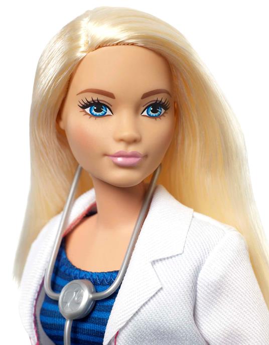 Barbie Carriere Dottoressa con stetoscopio, bambola con camice bianco da rifiniture rosa, un vestito blu e scarpe abbinate - 3