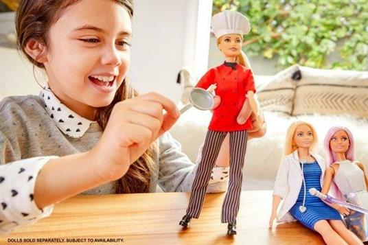 Barbie Bambola Chef con Padella e Cappello da Cuoco, Giocattolo per Bambini 3+ Anni. Mattel (FXN99) - 6