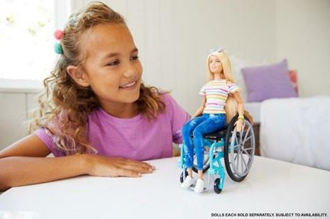 Barbie Fashionistas Bambola Bionda con Sedia a Rotelle, Giocattolo per Bambini 3+ Anni. Mattel (GGL22) - 4