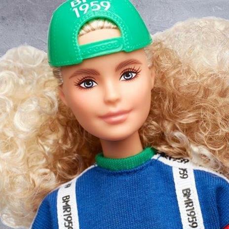 Barbie BMR1959 Bambola Snodata con Capelli Biondi Voluminosi e Look Sportivo. Mattel (GHT92) - 3