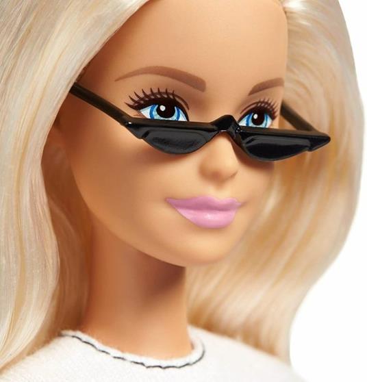 Barbie Fashionistas Bambola Bionda con T Shirt, Gonna, Scarpe e Occhiali da Sole Giocattolo per Bambini 3+Anni, GHW62 - 3
