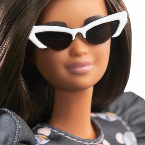 Barbie Fashionistas Bambola Castana, con Vestitino con Stampa, Stivali e Occhiali da Sole Giocattolo per Bambini 3+Anni, GHW54 - 3