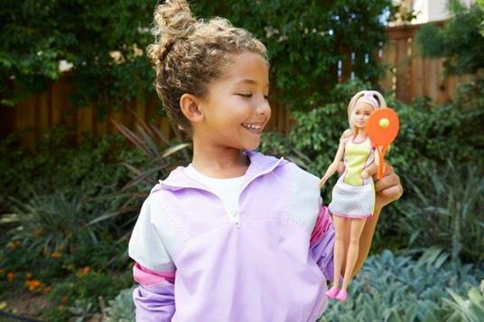 Barbie Bambola Tennista con Racchetta e Pallina, Giocattolo per Bambini 3+ Anni. Mattel (GJL65) - 2