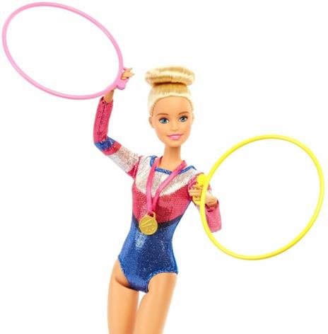Barbie Playset Ginnasta Bambola Snodabile con Bilanciere e Accessori Giocattolo per Bambini 3+ Anni, GJM72 - 6