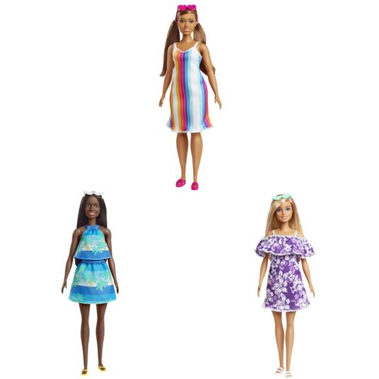 Barbie - Loves the Ocean, bambole a tema spiaggia realizzate in plastica riciclata, Assortimento Casuale