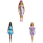 Barbie - Loves the Ocean, bambole a tema spiaggia realizzate in plastica riciclata, Assortimento Casuale