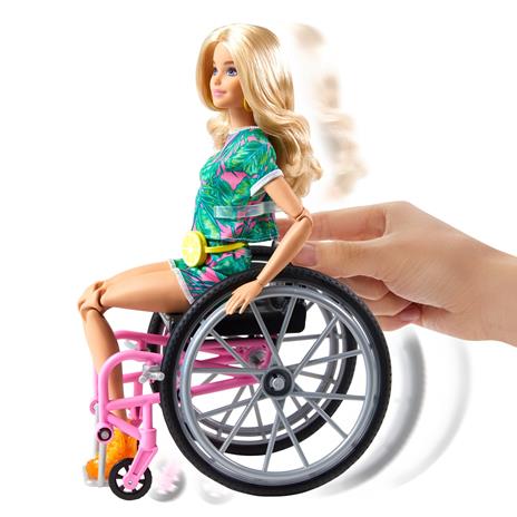 Barbie Fashionista- bambola con sedia a rotelle e lunghi capelli biondi, vestiti alla moda e accessori - 4