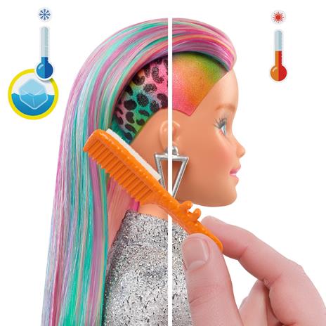 Barbie - Capelli Multicolor, bambola bionda con capelli con funzione cambia colore, include 16 accessori alla moda - 4