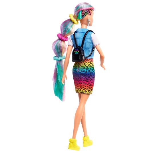 Barbie - Capelli Multicolor, bambola bionda con capelli con funzione cambia  colore, include 16 accessori alla moda