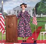 Barbie Bambola Ispirata a Eleanor Roosevelt, da Collezione con piedistallo e Certificato di Autenticità. Mattel (GTJ79)