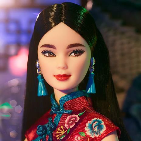 Barbie Signature Capodanno lunare, bambola castana con abito cheongsam in raso rosso e accessori. Mattel (GTJ92) - 3