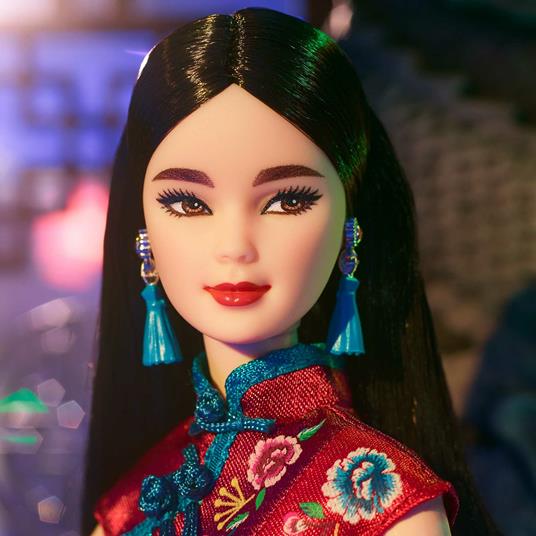 Barbie Signature Capodanno lunare, bambola castana con abito cheongsam in raso rosso e accessori. Mattel (GTJ92) - 3