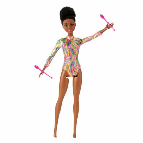 Barbie Ginnasta, Bambola Bruna con Body Metallizzato e Tanti Accessori, Giocattolo per Bambini 3+Anni, GTW37 - 2