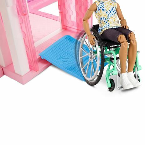 Barbie- Ken Fashionista con Sedia a Rotelle e Rampa, vestiti alla moda e accessori, giocattolo per bambini 3+anni - 3