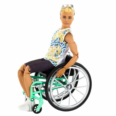 Barbie- Ken Fashionista con Sedia a Rotelle e Rampa, vestiti alla moda e accessori, giocattolo per bambini 3+anni - 4