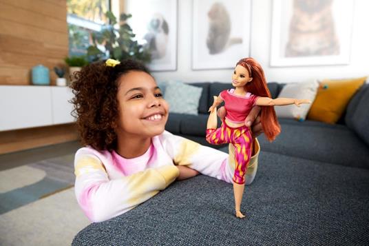 Barbie Bambola Snodata Curvy, con 22 Articolazioni Flessibili e Capelli Lunghi Rossi, Giocattolo per Bambini 3+Anni,GXF07 - 4