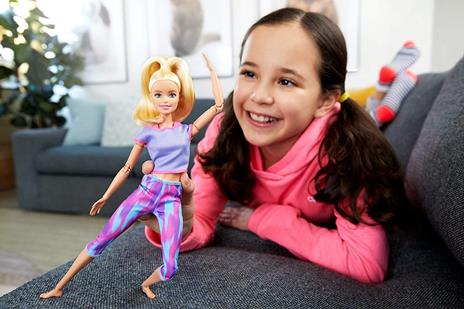 Barbie -Bambola Bionda Snodata con 22 Articolazioni Flessibili e Abbigliamento Sportivo, Giocattolo per Bambini 3+ Anni, GXF04 - 2