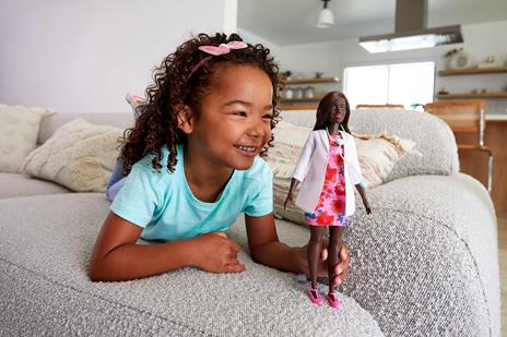 Barbie Carriere Dottoressa, la bambola indossa un abito colorato con un camice bianco e uno stetoscopio - 2