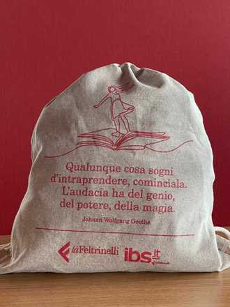 Cartoleria Zainetto in cotone riciclato con citazione letteraria laFeltrinelli/IBS