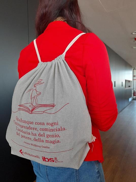 Zainetto in cotone riciclato con citazione letteraria - laFeltrinelli/IBS -  Cartoleria e scuola | IBS
