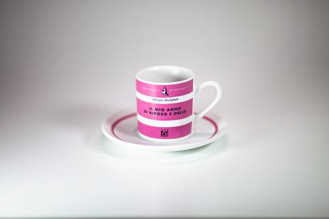 Tazzina da caffè con piatto Feltrinelli. Il mio anno di riposo e oblio