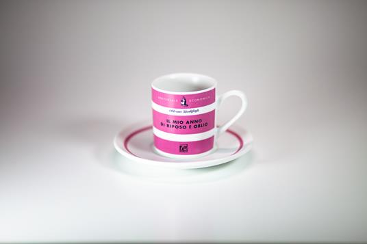 Tazzina da caffè con piatto Feltrinelli. Il mio anno di riposo e oblio