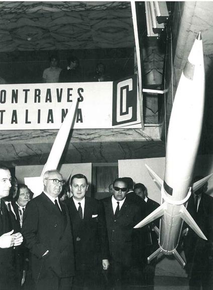 Fotografia originale: Roma 14 giugno 1967. Inaugurata a Roma la mostra elettronica. Alla presenza del Presidente della Repubblica On. Saragat é stata inaugurata stamane all'EUR la rassegna elettronica Internazionale. Nella foto l'On. Saragat mentre o - Giuseppe Saragat - copertina