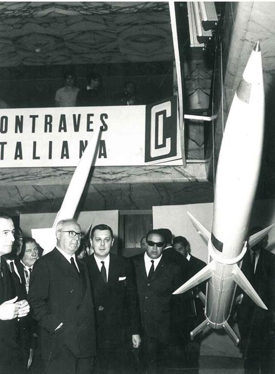 Fotografia originale: Roma 14 giugno 1967. Inaugurata a Roma la mostra elettronica. Alla presenza del Presidente della Repubblica On. Saragat é stata inaugurata stamane all'EUR la rassegna elettronica Internazionale. Nella foto l'On. Saragat mentre o - Giuseppe Saragat - copertina