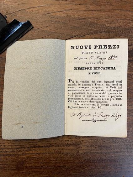 Nuovi prezzi posti in attivtà col giorno 1° maggio 1838 dalla dita Giuseppe Riccabona e comp. Per la vendita dei suoi legnami posti franchi in zattera a Trento, ma presi in conto, consegna, e quitati ai Vodi dal committente o suo incaricato, col resp - copertina