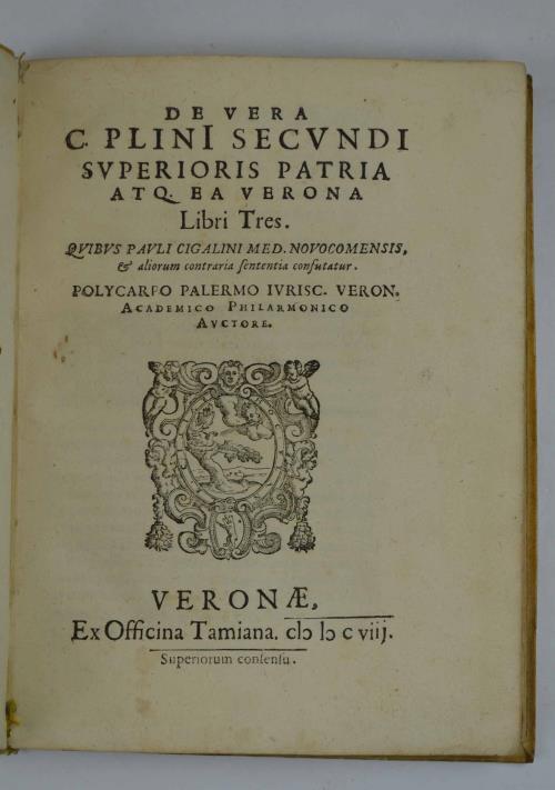 De vera C. Plini Secundi superioris patria atq. ea Verona libri tres. Quibus Pauli Cigalini med. Novocomensis. & aliorum contraria sententia confutatur… - copertina