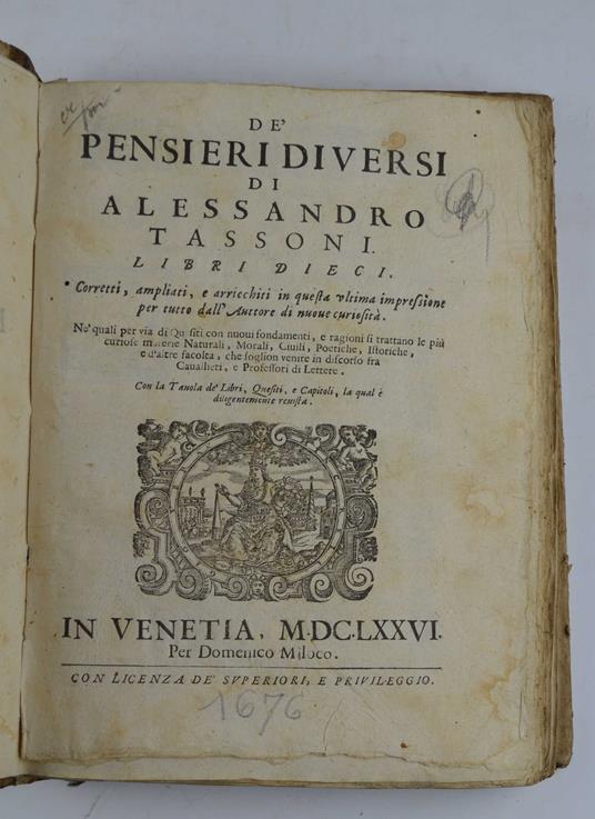 De' pensieri diversi Libri dieci. Corretti, ampliati, e arricchiti in questa ultima impressione per tutto dall'Autore di nuove curiosità. Ne' quali per via di Quesiti con nuovi fondamenti, e ragioni si trattano le più curiose materie naturali, mor - Alessandro Tassoni - copertina