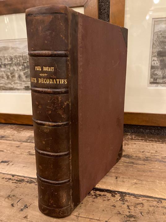 Dictionnaire des Arts Décoratifs a l' usage des artisans, des artistes, des amateurs et des écoles. Ameublement. Armurerie. Bijouterie. Broderie. Carrosserie. Ciselure. Costume. Coutellerie. Damasquinerie. Dentelles. Emaillerie. Faiences. Joai - Paul Rouaix - copertina