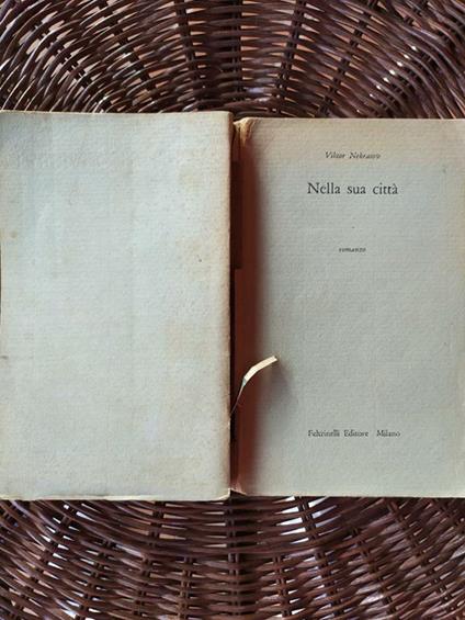 Nella sua città - Viktor Nekrasov - copertina