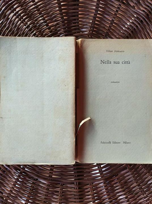 Nella sua città - Viktor Nekrasov - copertina