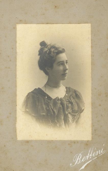 [Ritratto di giovane donna, ripresa di tre quarti, di spalle, con volto di profilo] - copertina