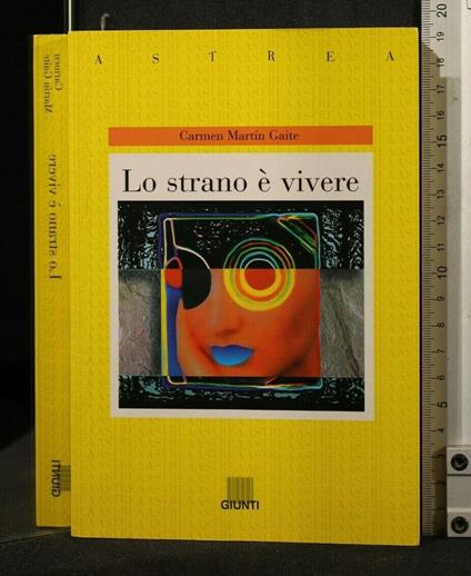 Lo Strano è Vivere - Carmen Martín Gaite - copertina