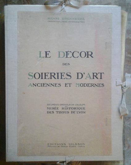 Le Decor Des Soieries D'Art. Anciennes Et Modernes. Documents Originaux En Couleurs Du Musee Historique Des Tissus De Lyon - copertina