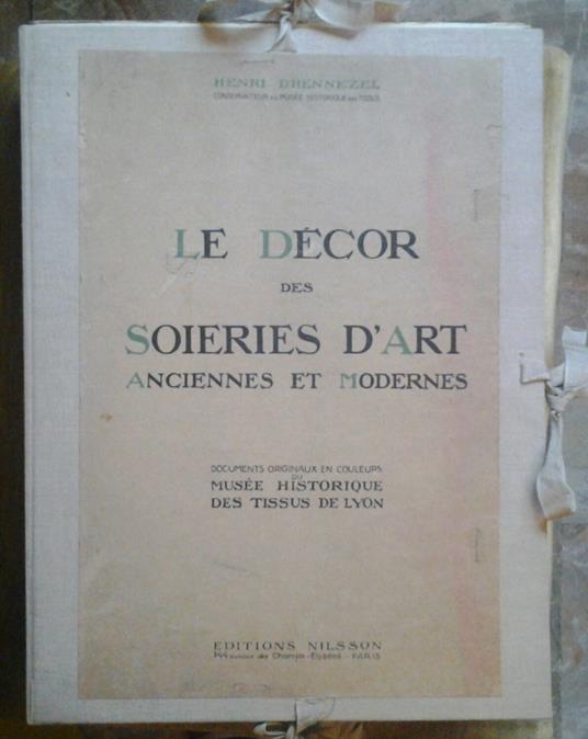 Le Decor Des Soieries D'Art. Anciennes Et Modernes. Documents Originaux En Couleurs Du Musee Historique Des Tissus De Lyon - copertina