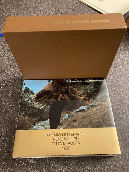 Solo le pietre sanno - copertina