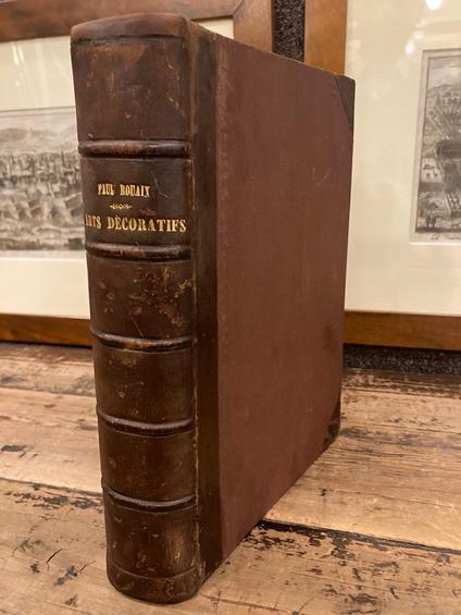Dictionnaire des Arts Décoratifs a l' usage des artisans, des artistes, des amateurs et des écoles. Ameublement - Armurerie - Bijouterie - Broderie - Carrosserie - Ciselure - Costume - Coutellerie - Damasquinerie - Dentelles - Emaillerie - Faiences - - Paul Rouaix - copertina