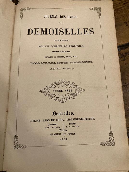 Journal des Demoiselles augmenté du Journal de Jeunes Personnes, du magasin des damoiselles, du journal des jeunes filles, de la Brodeuse et du Bon ton. Année 1851 - copertina