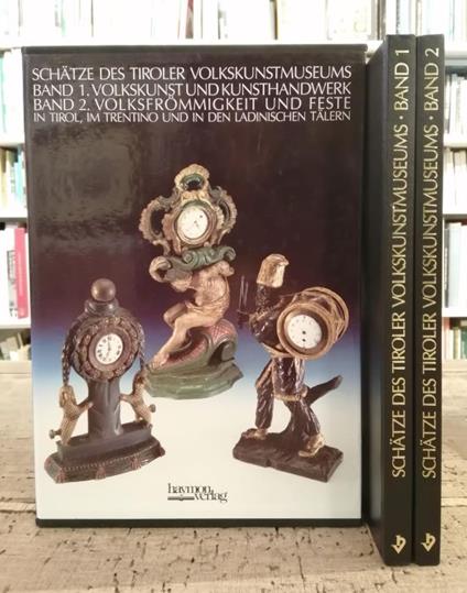 Schätze des Tiroler Volkskunstmuseums. Band 1: Volkskunst und Kunsthandwerk in Tirol, im Trentino und in den ladinischen Tälern (mit einer Einführung von Hans Gschnizter) Band 2: Volksfrömmigkeit und Feste in Tirol, im Trentino und in den ladinische - Herlinde Menardi - copertina