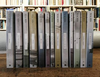 Le opere di Claudio Magris: 1. Danubio 2. Non luogo a procedere 3. Microcosmi 4. Alfabeti 5. Alla cieca 6. La storia non è finita 7. Livelli di guardia 8. Utopia e disincanto 9. Ti devo tanto di ciò che sono 10. Un altro mare 11. Itaca e ol - Claudio Magris - copertina