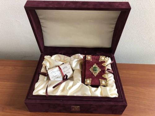 Libro d'Ore di Maria Stuarda. Hours of Mary Stuart. Il facsimile � accompagnato da un volume di commento al Manoscritto a cura di Claudia Giuliani. cm.17,5x28, con pp.106, 63 ill.a col. leg.ed.in velluto, impressioni in oro ai piatti, titoli in oro a - copertina
