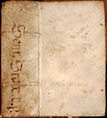 Ioannis Stobaei Sententiae ex thesauris graecorum delectae, quarum autores circiter CCL citat:& in sermones sive locos communes digestae. Sul frontespizio marca editoriale: Grifone solleva un peso con una sfera alata. Motto: Virtute duce, comite fort - copertina