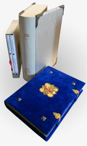 La Divina Commedia di Alfonso d'Aragona Re di Napoli. L�opera � accompagnata da due volumi di commentario a cura di Milvia Bollati, con contributi di Luca Azzetta,Milvia Bollati,Peter Kidd,Marco Petoletti e GennaroToscano. Un volume di saggi, pp.204 - copertina