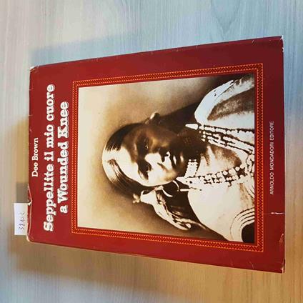 SEPPELLITE IL MIO CUORE A WOUNDED KNEE - DEE BROWN pellerossa MONDADORI 1975 - Dee Brown - copertina