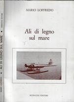 Ali di legno sul mare