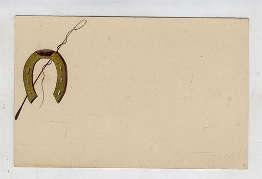 Cartolina postale con ferro di cavallo e frustino da fantino incrociati, dipinti a mano in oro e marrone, posti nella zona sinistra del recto - copertina