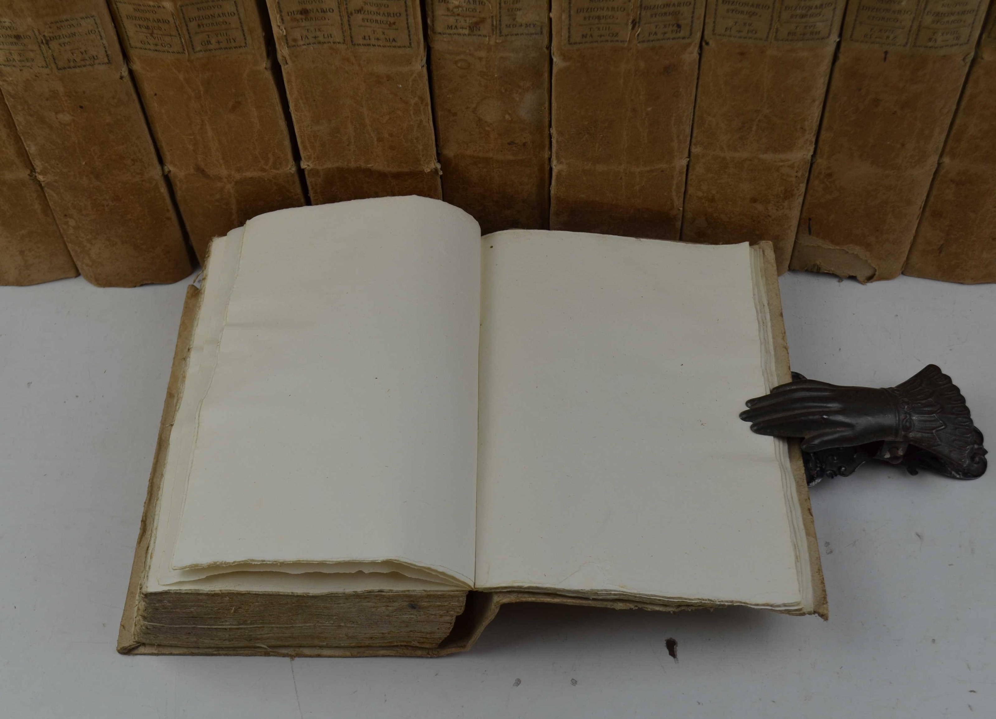 Nuovo dizionario istorico ovvero storia in compendio di tutti gli Uomini segnando le epoche delle Nazioni… Composto da una Società di Letterati in Francia…